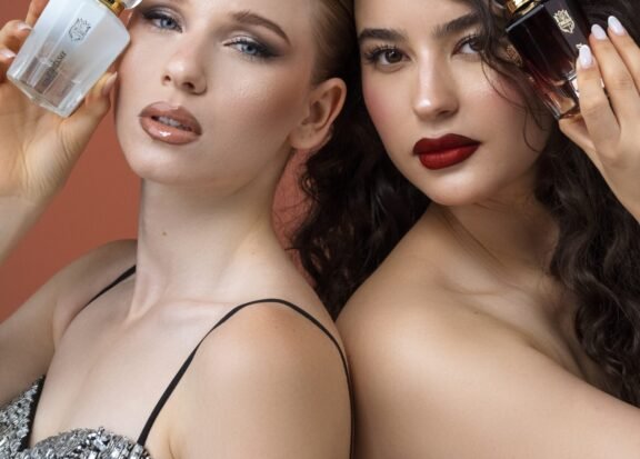 Le concept : Expliquer pourquoi un parfum change selon la température et l'humidité (très pertinent pour le climat tunisien, entre l'été chaud et l'hiver humide). Contenu : Été : Privilégier les notes d'agrumes, de menthe et les fragrances aquatiques (fraîcheur). Hiver : Opter pour des notes boisées, ambrées ou épicées (chaleur et réconfort). L’astuce Emissa : Présenter une sélection de 2-3 références spécifiques de la collection pour chaque saison.